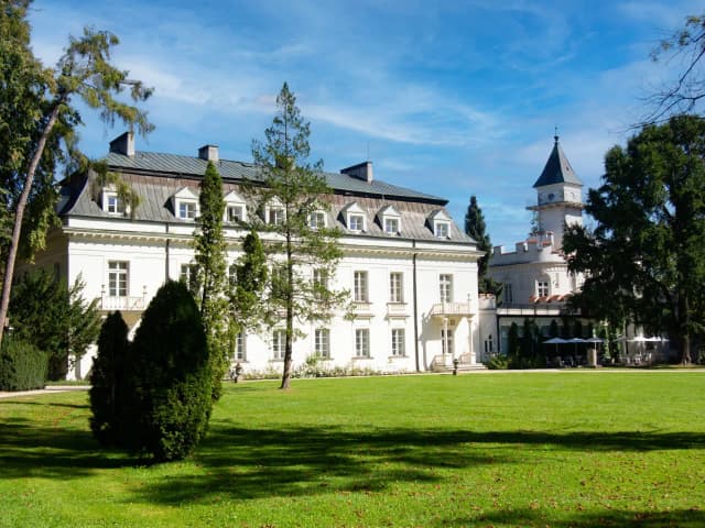 Pałac w Radziejowicach: tajemnice historii i architektury, które zachwycają Pałac w Radziejowicach: tajemnice historii i architektury, które zachwycają