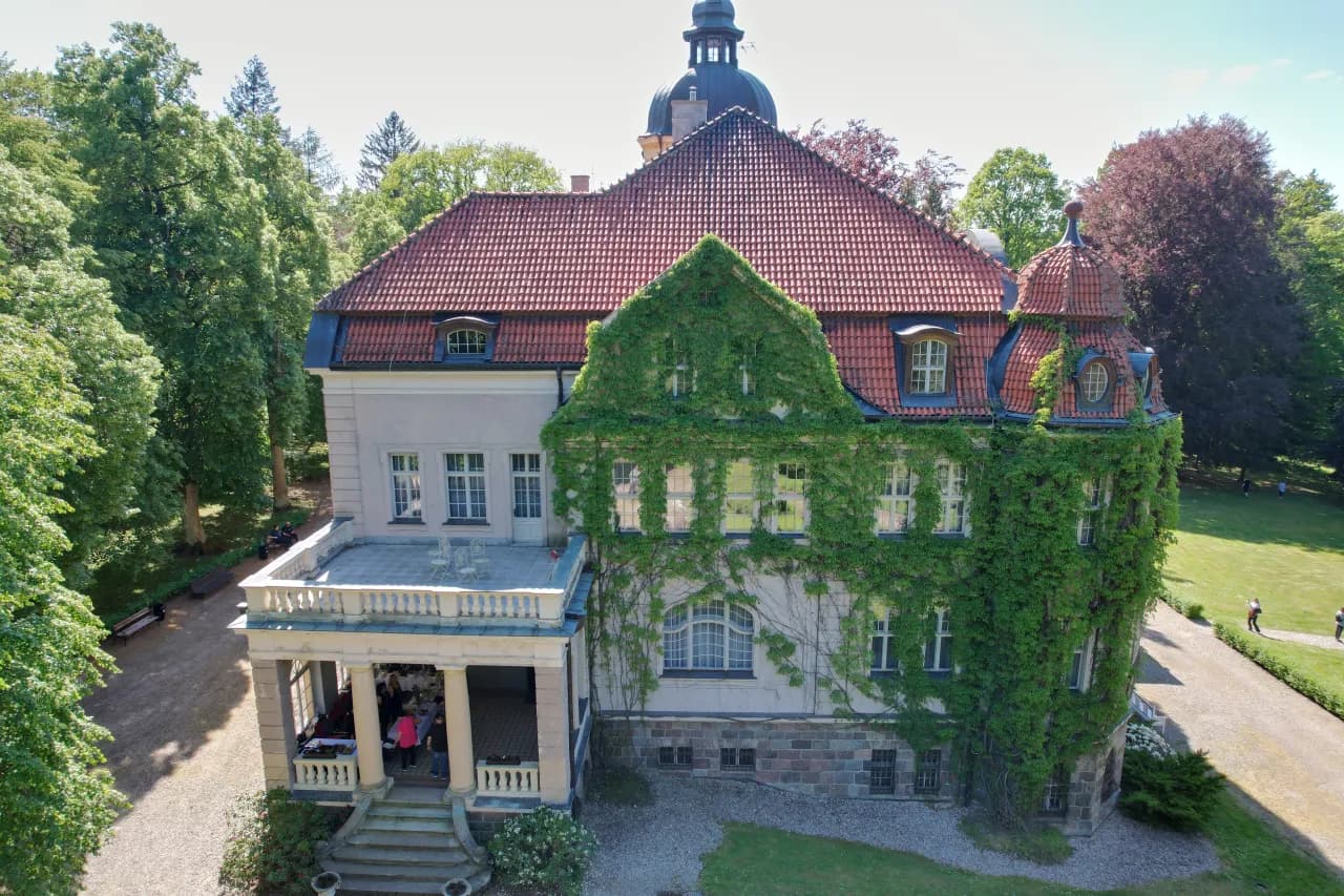 Pałac w Łężanach zwiedzanie – poznaj wyjątkowe terminy i atrakcje Pałac w Łężanach zwiedzanie – poznaj wyjątkowe terminy i atrakcje