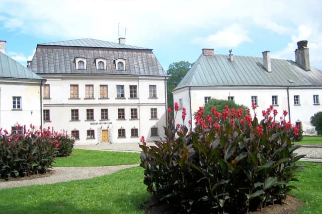 Muzeum historyczne pałac w Dukli – historia, wystawy i atrakcje Muzeum historyczne pałac w Dukli – historia, wystawy i atrakcje