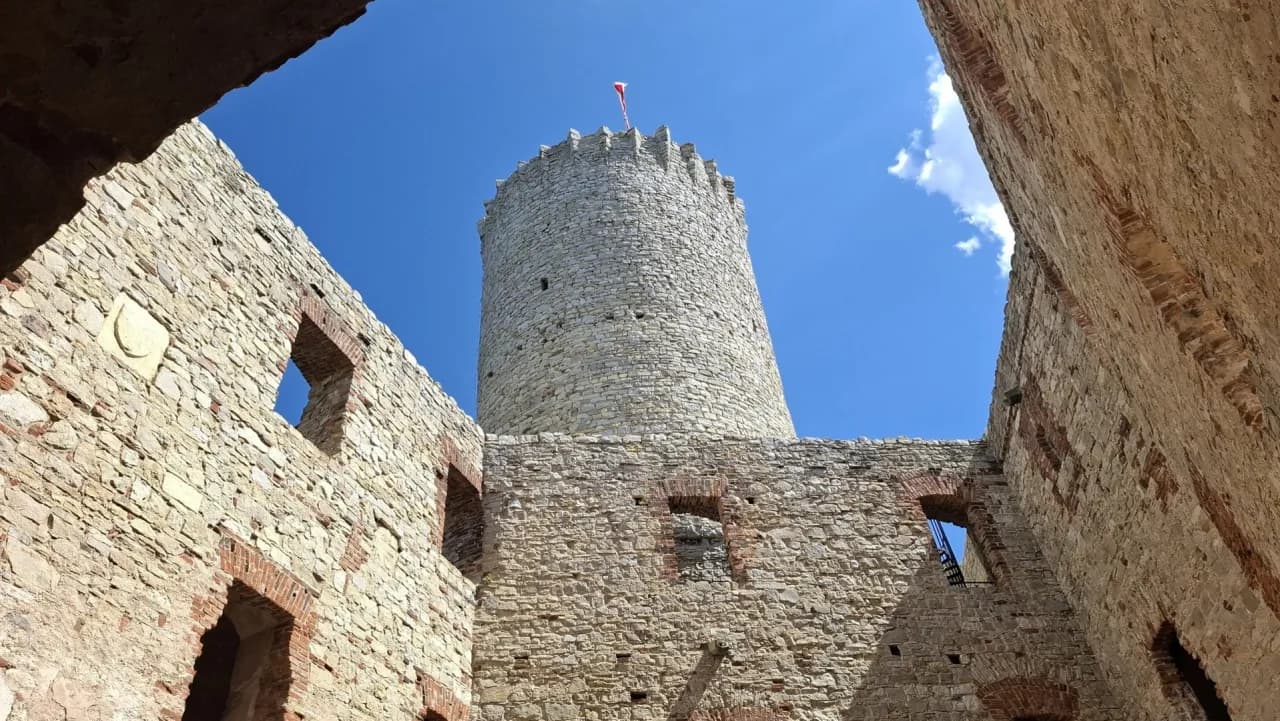 Zamek Lipowiec w Babicach - historia, lokalizacja i atrakcje turystyczne Zamek Lipowiec w Babicach - historia, lokalizacja i atrakcje turystyczne