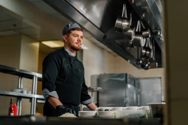 Ile zarabia szef kuchni w hotelu? Zaskakujące fakty o wynagrodzeniach Ile zarabia szef kuchni w hotelu? Zaskakujące fakty o wynagrodzeniach