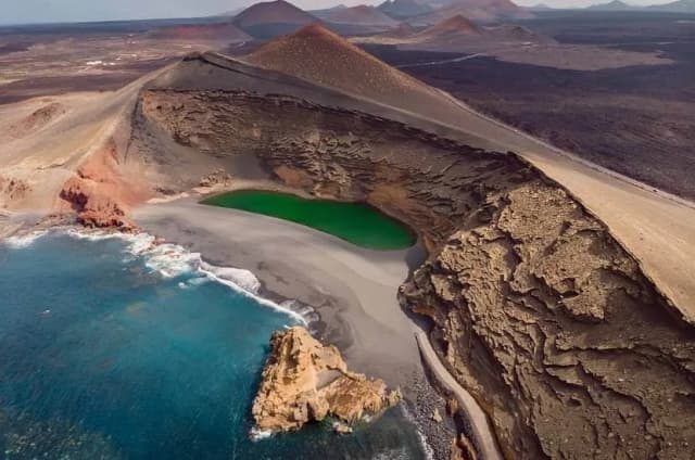Ile trwa lot na Lanzarote z Warszawy? Czas, który warto znać Ile trwa lot na Lanzarote z Warszawy? Czas, który warto znać