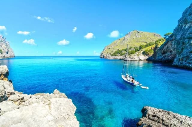 Ile trwa lot z Warszawy do Hiszpanii? Czas, który Cię zaskoczy Ile trwa lot z Warszawy do Hiszpanii? Czas, który Cię zaskoczy