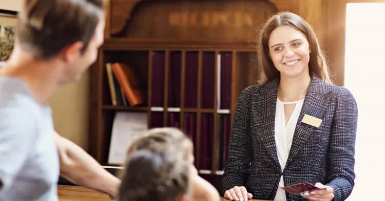 Ile zarabia recepcjonistka w hotelu 5 gwiazdkowym? Zaskakujące fakty! Ile zarabia recepcjonistka w hotelu 5 gwiazdkowym? Zaskakujące fakty!