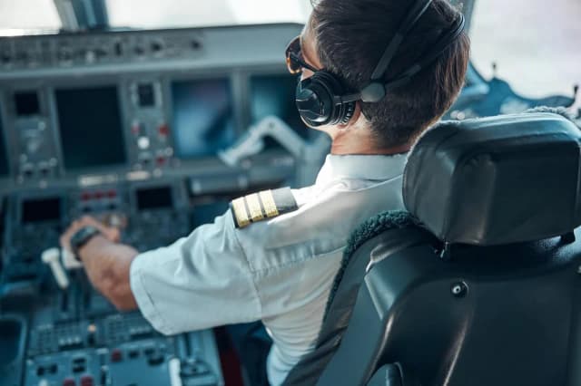 Ile zarabia pilot samolotu LOT? Zaskakujące różnice w wynagrodzeniu Ile zarabia pilot samolotu LOT? Zaskakujące różnice w wynagrodzeniu
