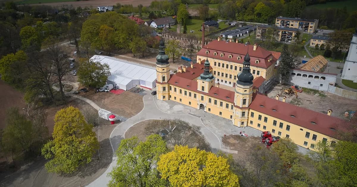 Pałac w Żyrowej - odkryj jego fascynującą historię i architekturę Pałac w Żyrowej - odkryj jego fascynującą historię i architekturę