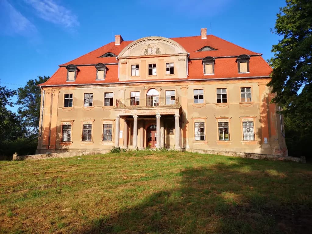 Pałac w Przyborowie - odkryj jego fascynującą historię i architekturę Pałac w Przyborowie - odkryj jego fascynującą historię i architekturę